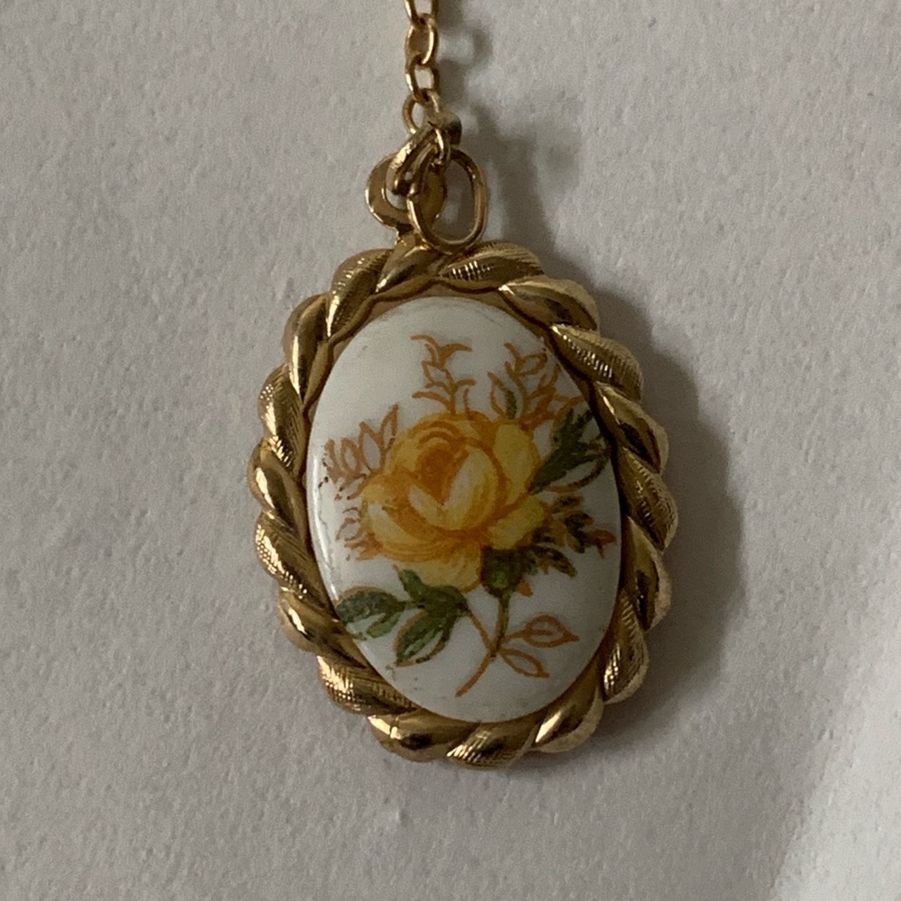 New vintage floral pendant necklace